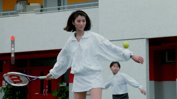 剧照中,袁咏仪梳着短发打着网球,姿态轻盈,唇红齿白,颇具青春活力