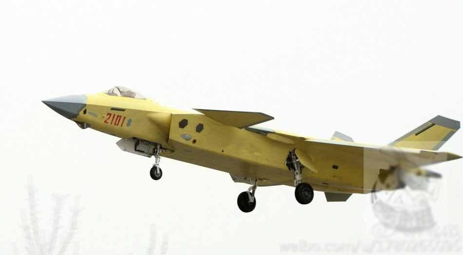 量产型歼-20黄皮机加速试飞 六边形空气窗口亮眼