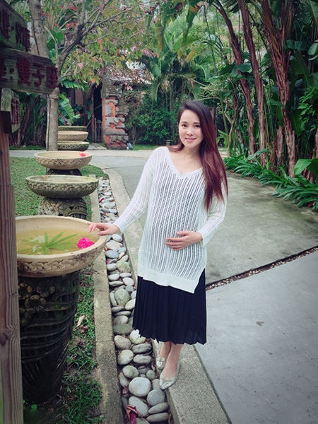 47岁伊能静网上晒与儿子出游照大肚抢镜