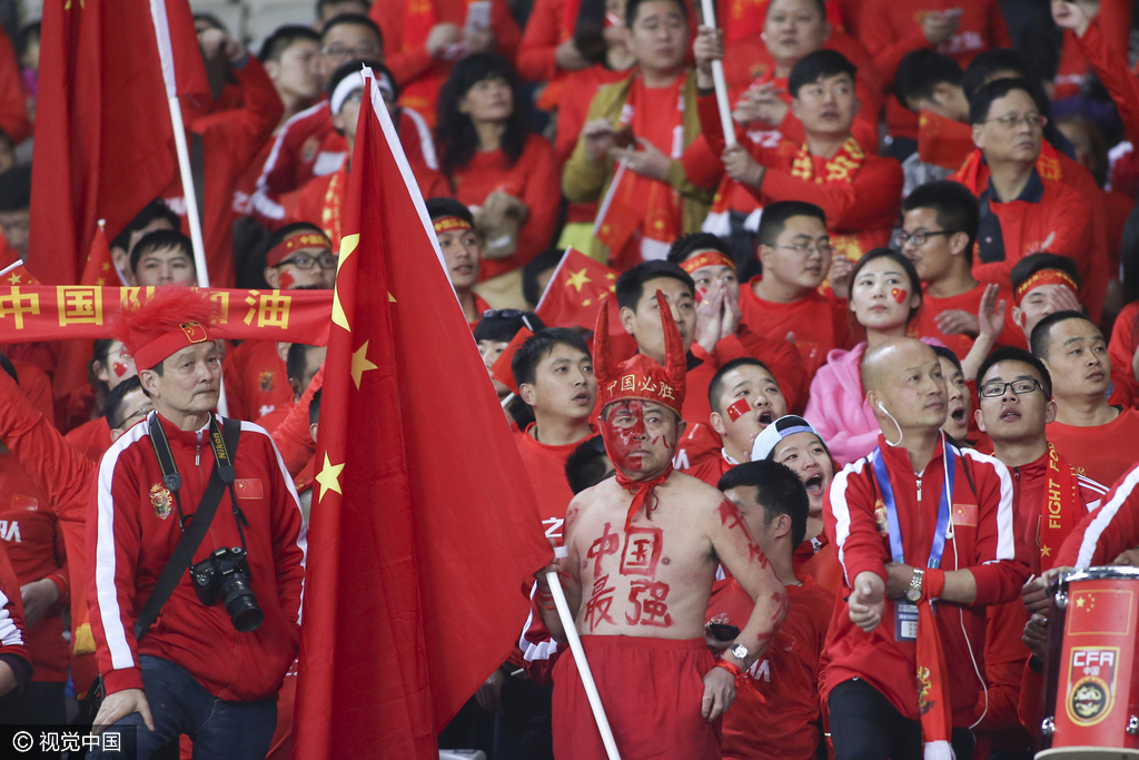 光膀大叔助威国足第2分钟,武磊在前场左边路接到队友直塞,随后武磊