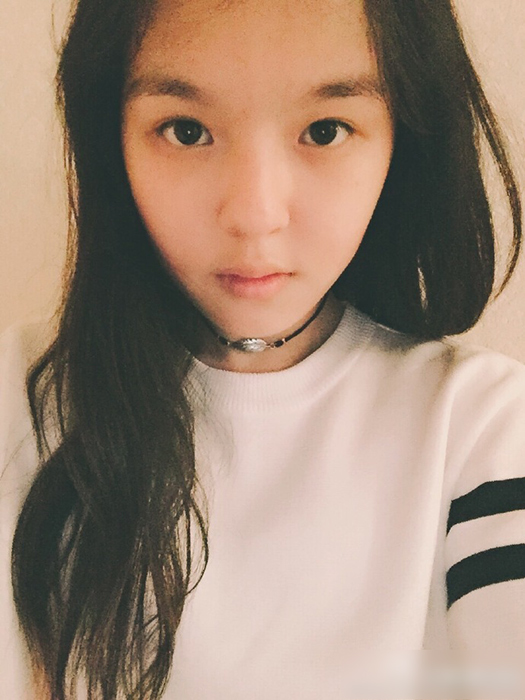 法图麦·李的自拍,五官精致,面目清秀.(资料图)