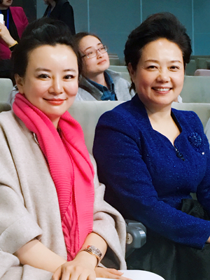 北京胜妙音苑文化传播有限公司负责人林扬(左)与史家胡同小学校长王欢
