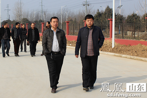 王振飞(前排左)一行在园区参观.