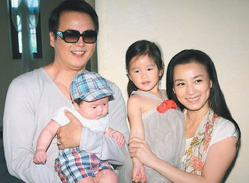 张庭晒家庭温馨照富商丈夫为儿女讲床边故事图