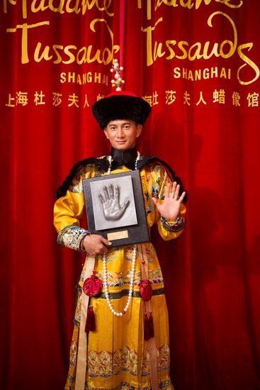 吴奇隆穿龙袍为雍正蜡像揭幕笑称要与甄嬛见面