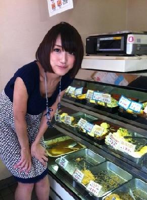 日本朝日电视台招牌美女主播竹内由惠,因主持《music station》等综艺