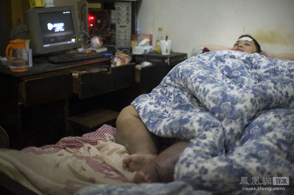 家庭变故下体重失控死去的400斤男子