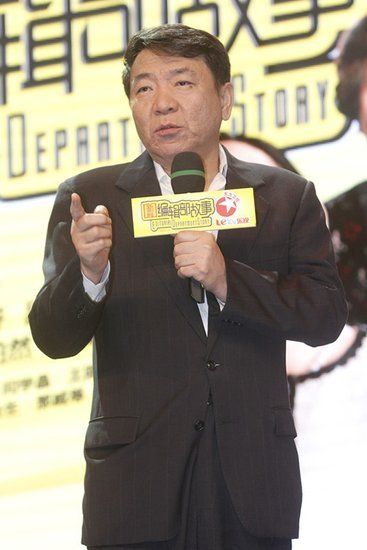 《甄嬛傳》領獎,帶著新劇《新編輯部故事》宣傳,導演鄭曉龍兩不耽誤