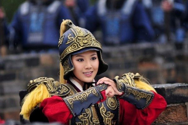 新版"花木兰"戎装照曝光 叫板姚晨:还敢演吗?