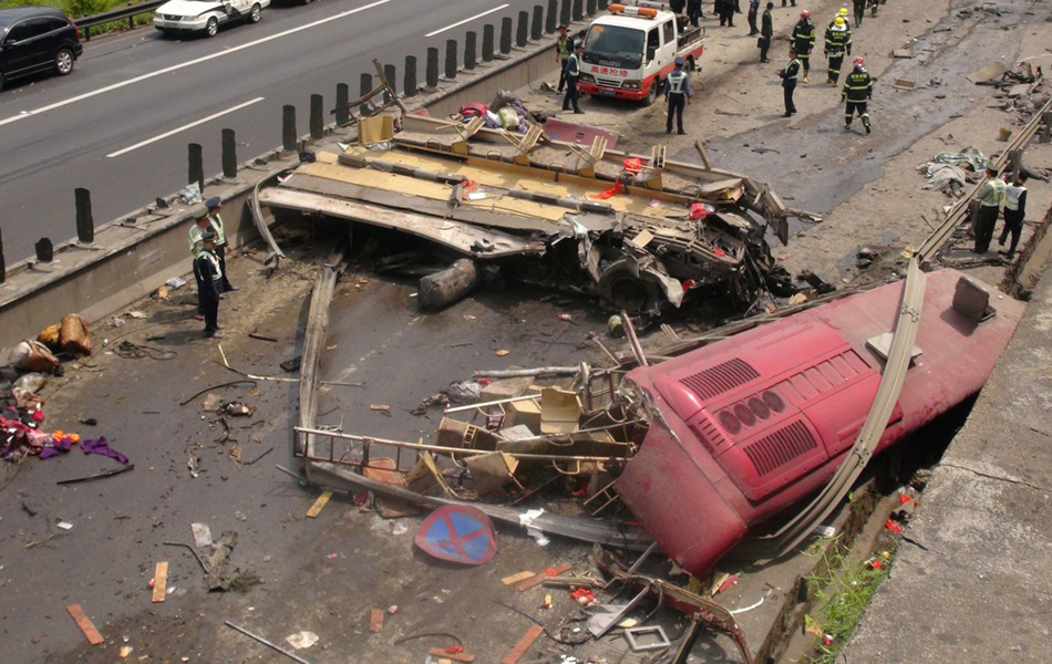厦蓉高速货车失灵连撞三车 8死15伤(1/5)