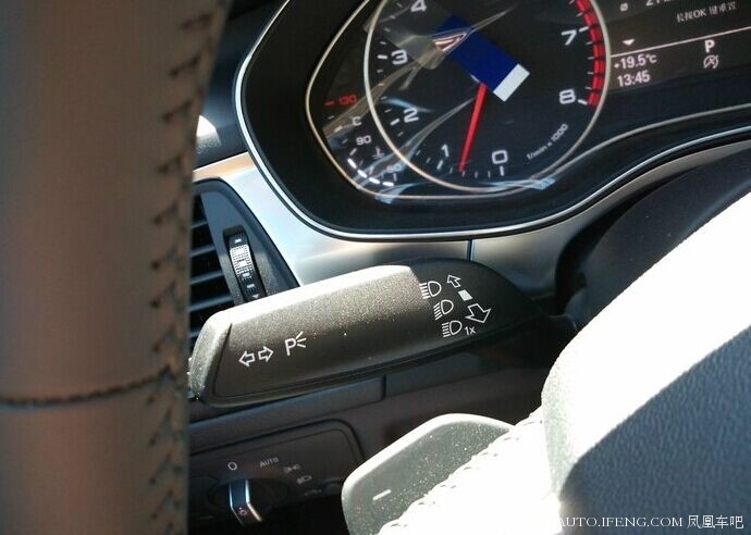 特别喜欢a6l的组合开关设计,握上去手感不错,很舒适.