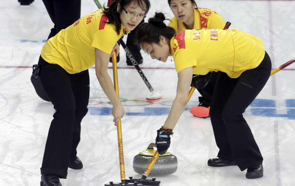 北京時間2月14日,2014索契冬奧會女子冰壺循環賽第五場,中國女壺11-3