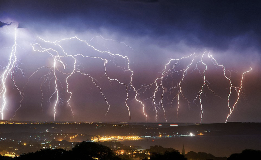 英国遭遇闪电袭城 场面壮观
