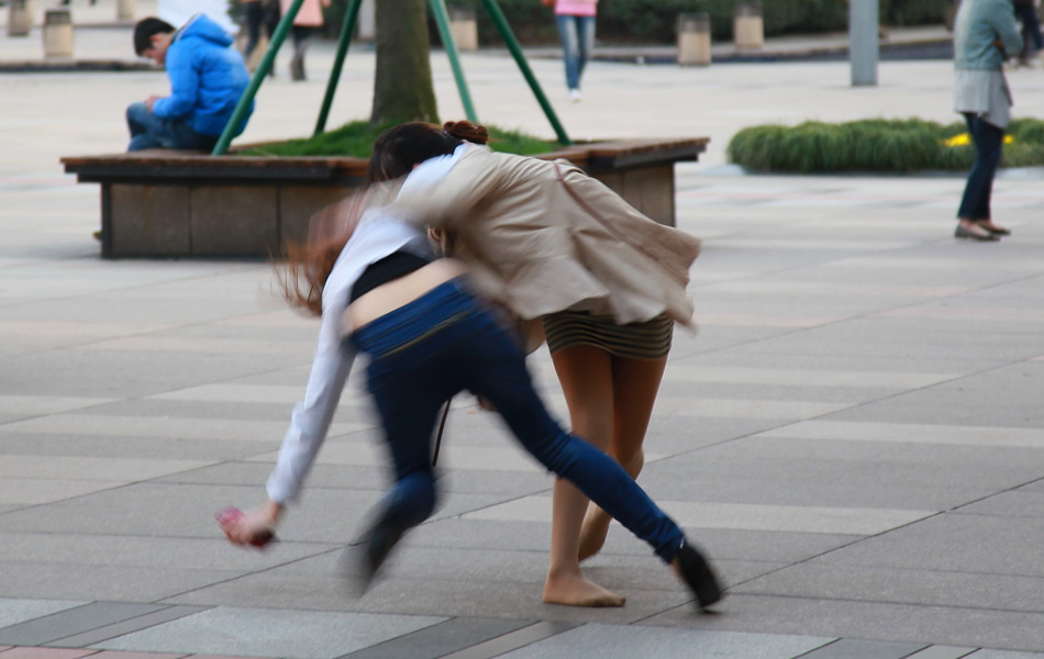 浙江宁波天一广场,两女子在打架