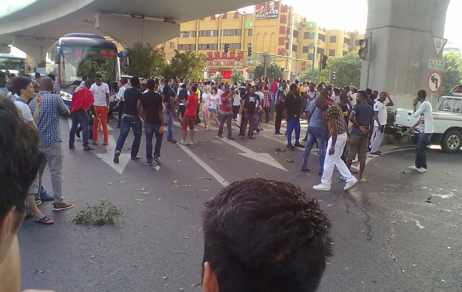 外国人围聚派出所堵路事件【组图】 - 春华秋实的日志 - 网易博客