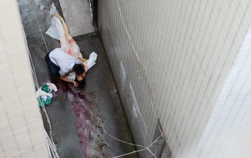 女子坠亡 男友吻别不愿离开(图)