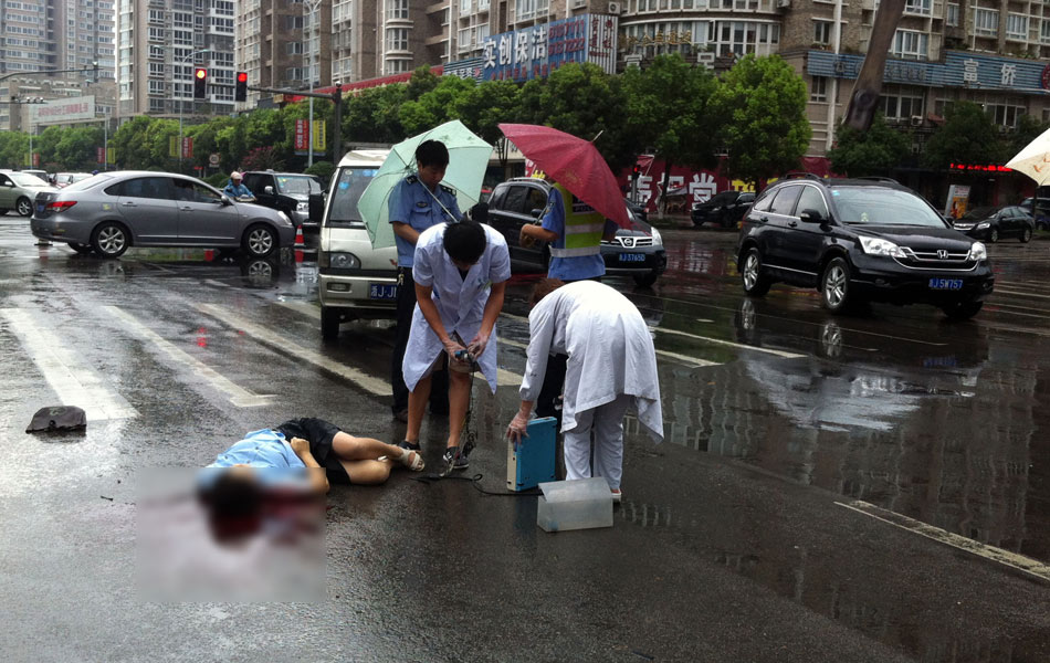 路红绿灯口发生一起车祸,温岭人民法院一名55岁陈姓女子在走路上班时