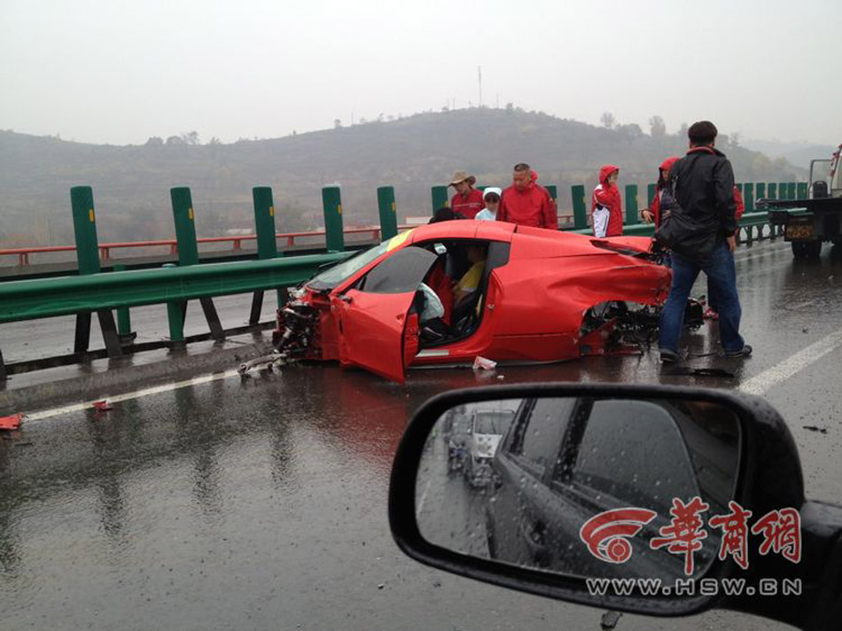 包茂高速法拉利车队两车追尾 车辆散架