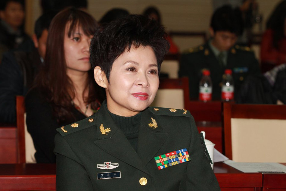 董文华身穿军装出席一发布会