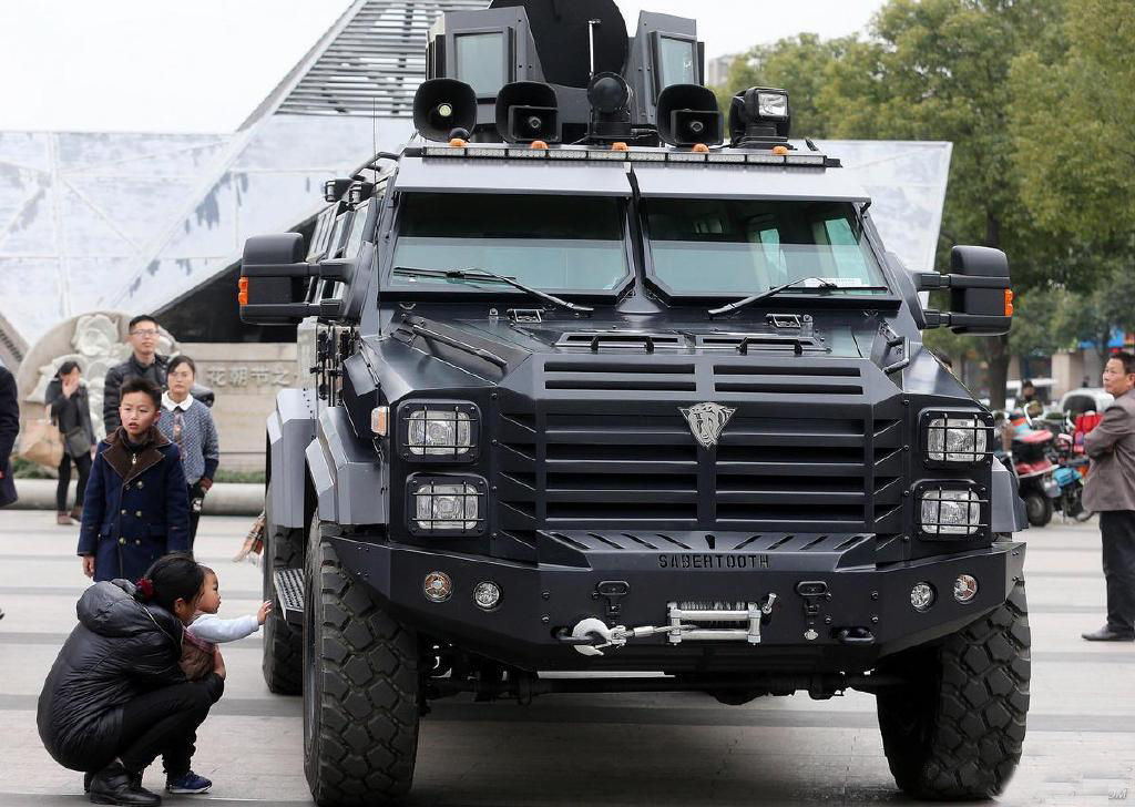 警方展示防暴利器剑齿虎价值160多万