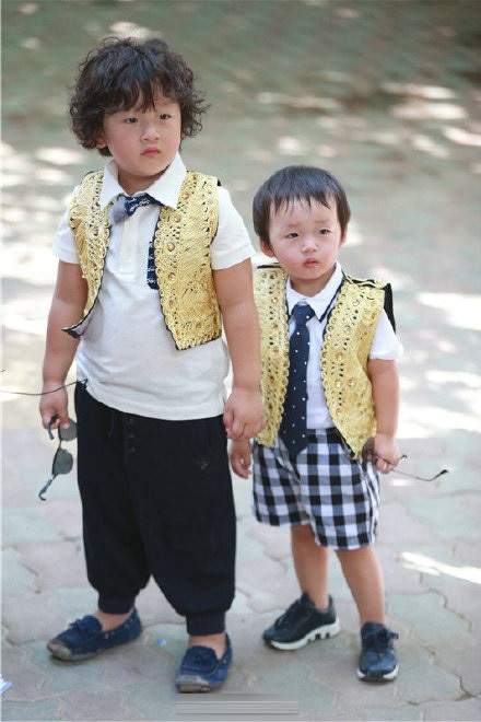 萌力加倍邹市明俩儿子神相似轩轩和迷你轩