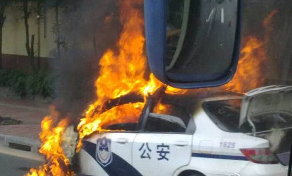 广州一警车自燃