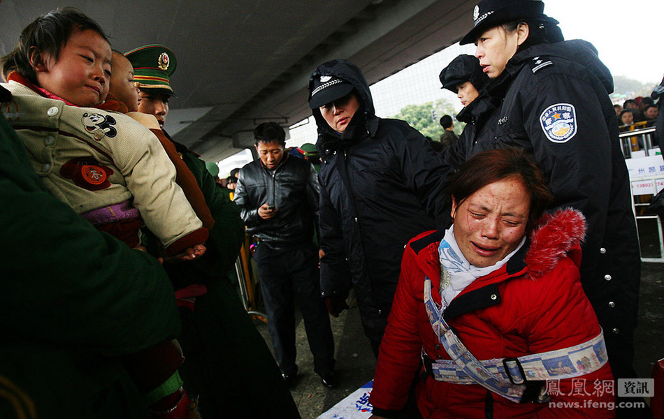 图片再现2008年广州春运危机