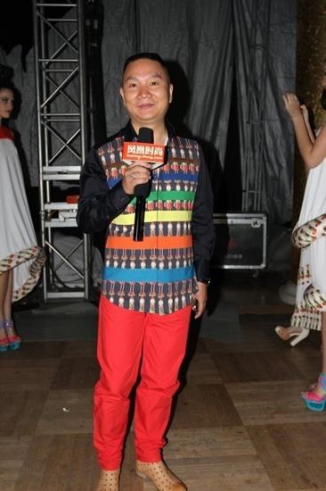 李祖亮设计师小baby走秀 表情淡定完胜超模