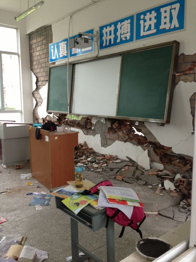 震后的芦山县中学教学楼内景