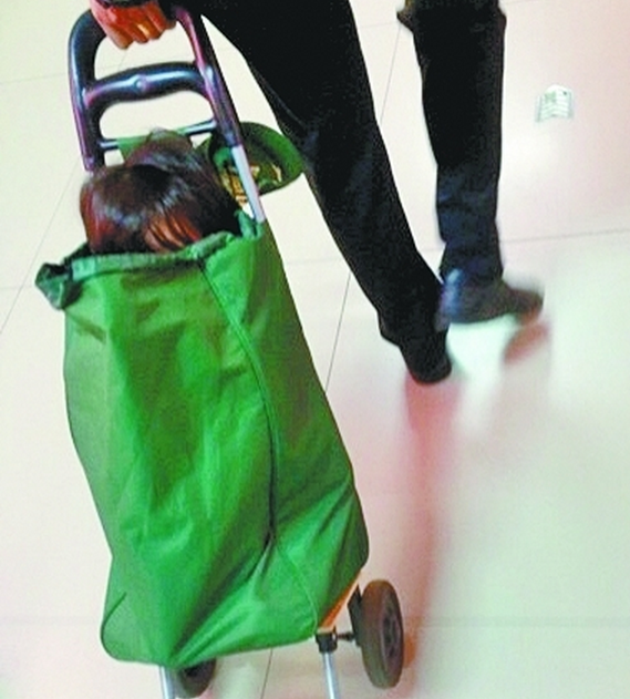 小拖车露一撮头发吓坏路人 原是老大爷拖着小女伢