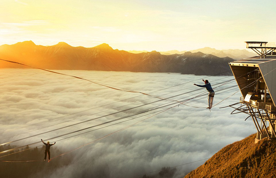 冒险者阿尔卑斯山顶挑战高空走钢丝