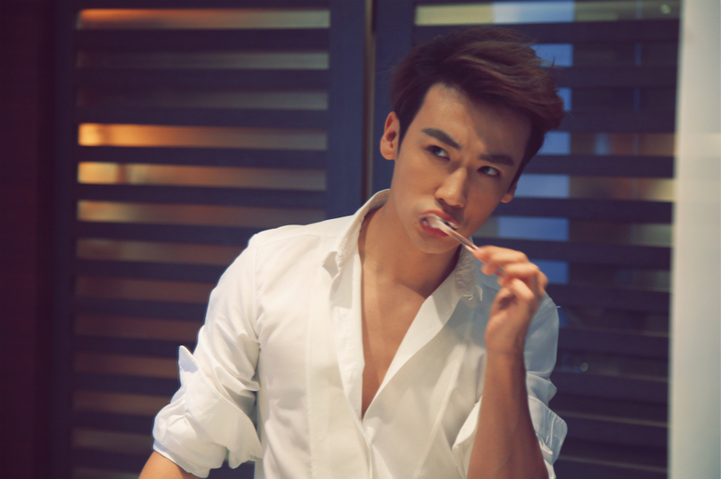 叶相明曝起居生活随拍洗漱穿衣性感入镜