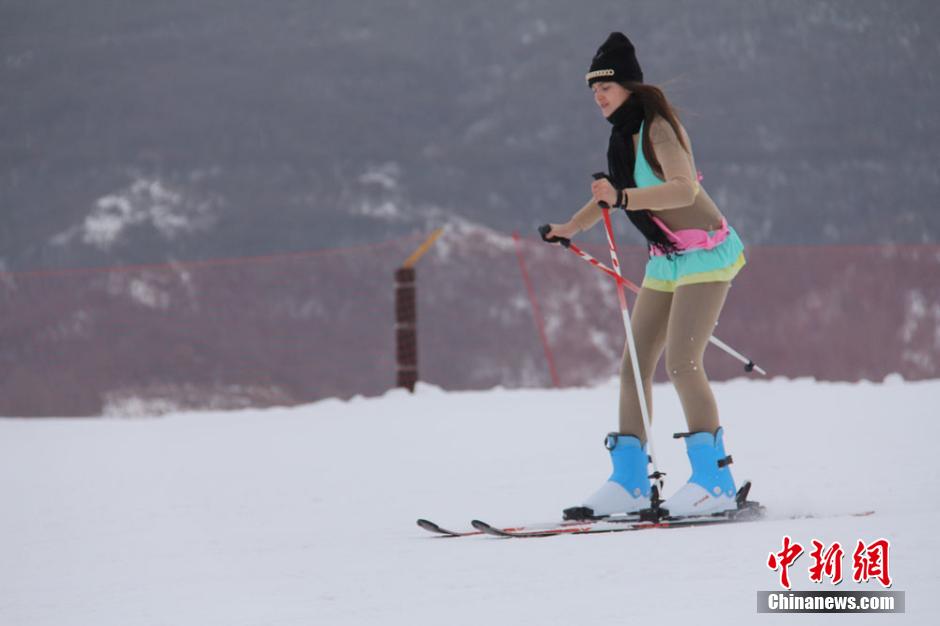 比基尼美女亮相甘肃雪场助阵和政冬春旅游