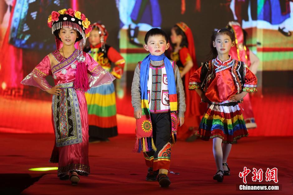 南京小学生台走秀上演最炫民族风