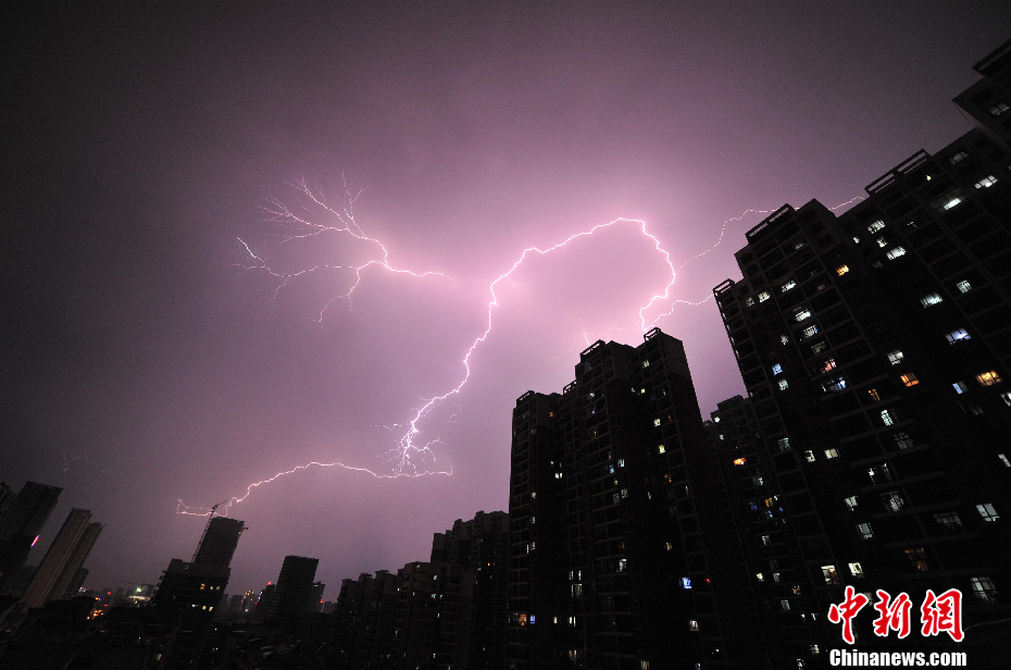 雷电,暴雨与晚霞同现武汉上空