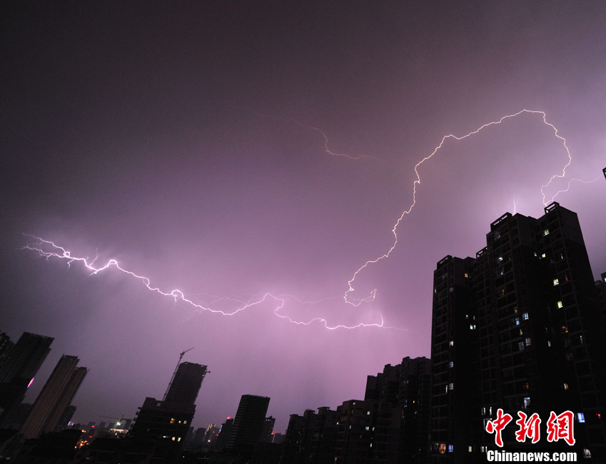 雷电暴雨与晚霞同现武汉上空