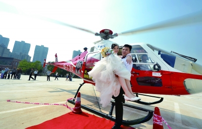 空中婚礼浪漫上演直升机上飞向幸福
