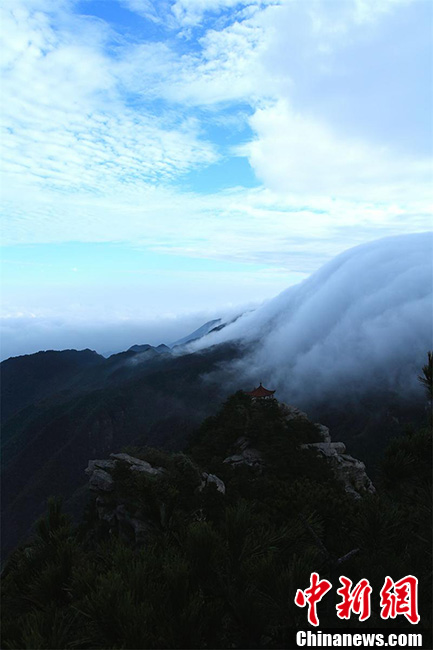 江西廬山現壯觀雲霧景觀