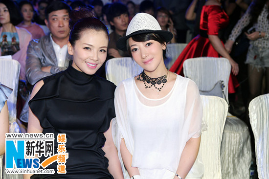 陈紫函帅气亮相颁奖礼 遇"白蛇"刘涛姐妹再聚首