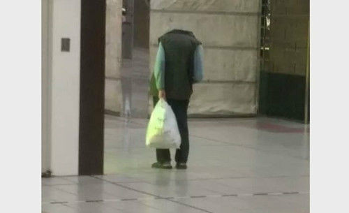 男子半夜遇无头阿伯险吓瘫实为低头玩手机图