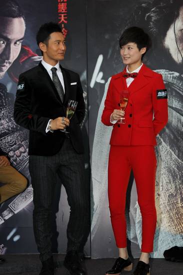 黄晓明和李宇春昨在香港宣传《血滴子》