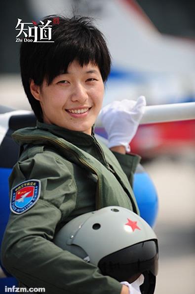 "2009年国庆阅兵之后,面对蜂拥而至的媒体,盛懿绯自如地开着玩笑.