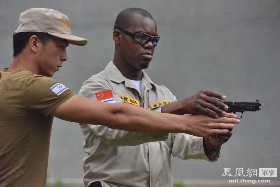 中国保镖黑衣人在连云港训练基地展开射击训练