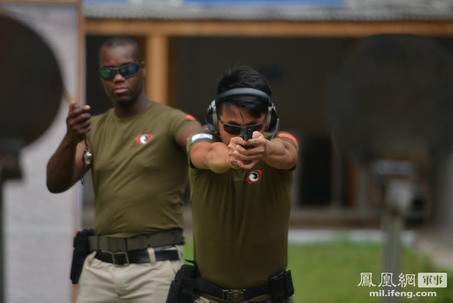 中国保镖黑衣人在连云港训练基地展开射击训练