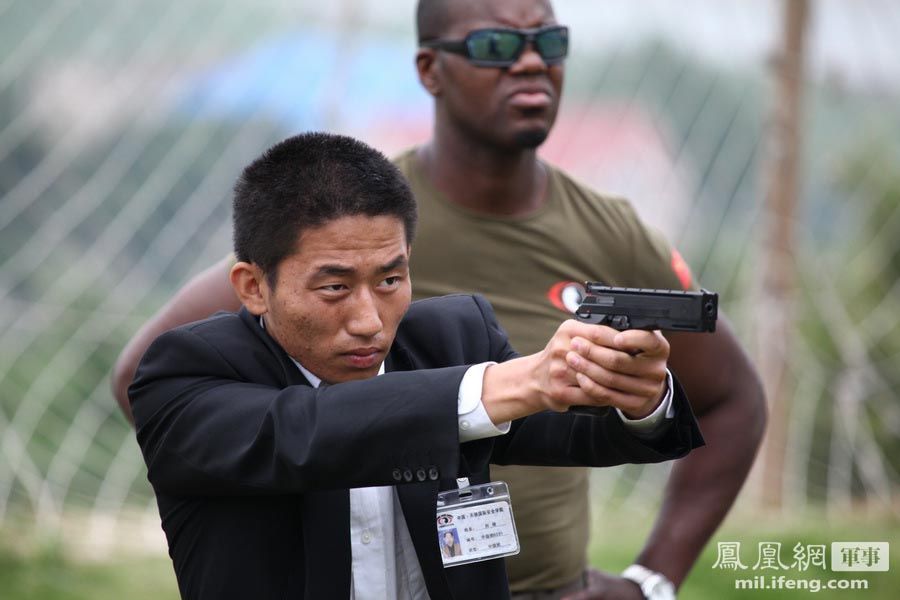 中国保镖黑衣人在连云港训练基地展开射击训练