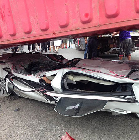 惨烈车祸集装箱压扁轿车 女司机奇迹生还