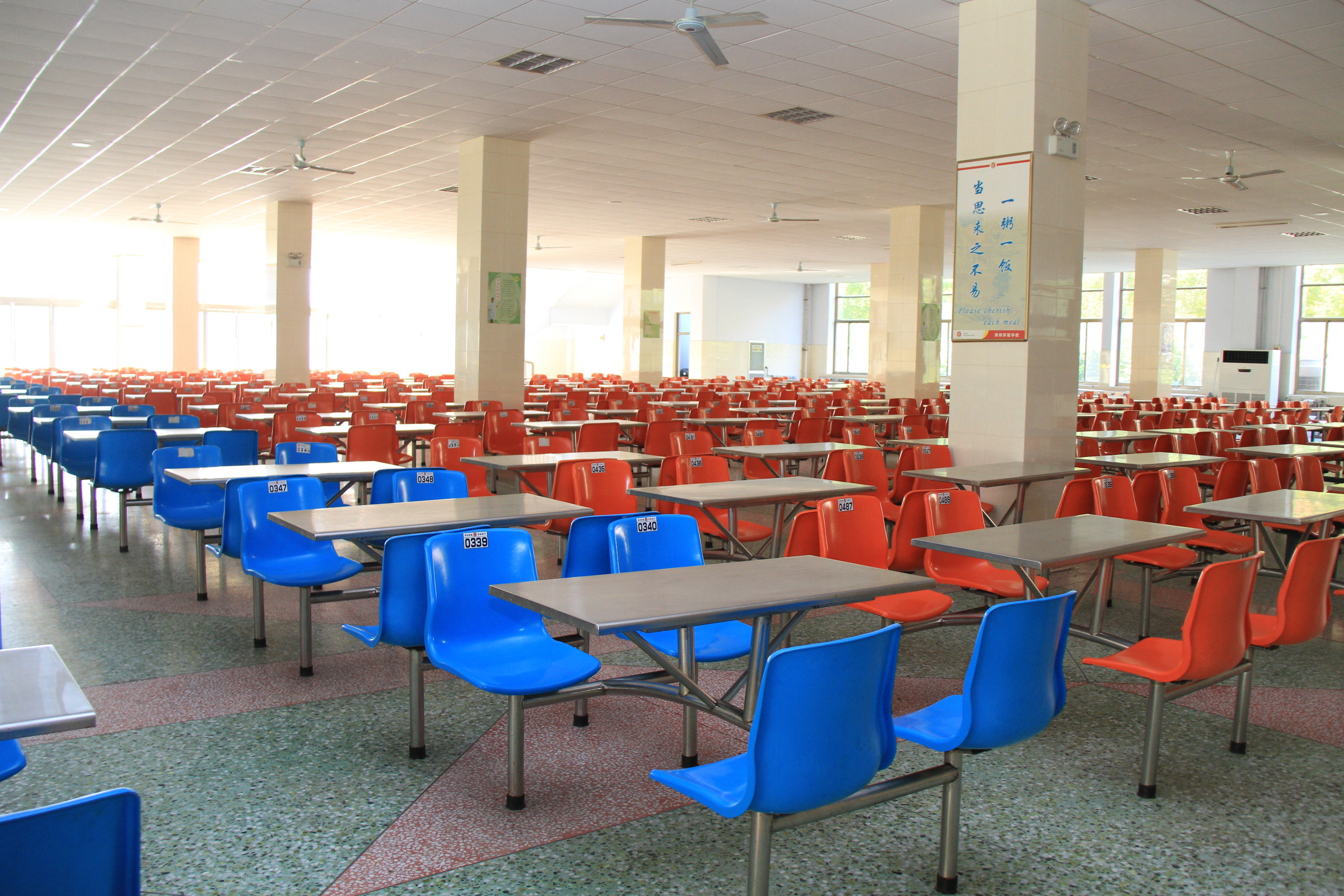 推进学校食堂餐厅建设和热水热饭设施配备