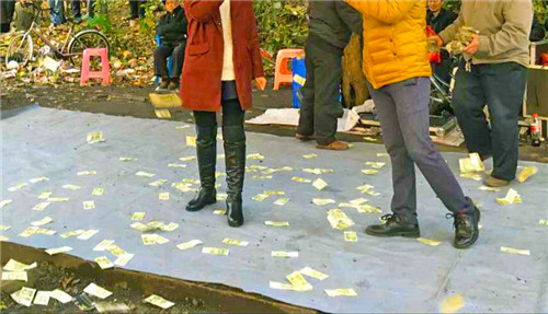 卖唱女魅惑老人捞钱?摸摸手挨挨脸 爹爹一掷千元