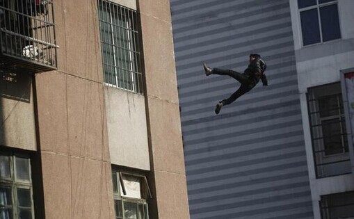 汉口一小区男子离奇坠下8楼身受重伤