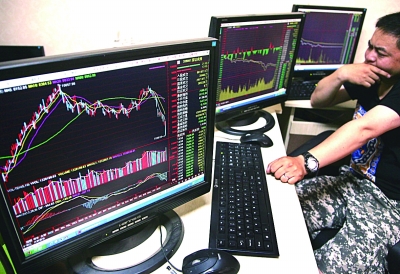 股市大跌,南京一股民坐在电脑前忧郁看盘. 宋峤 摄